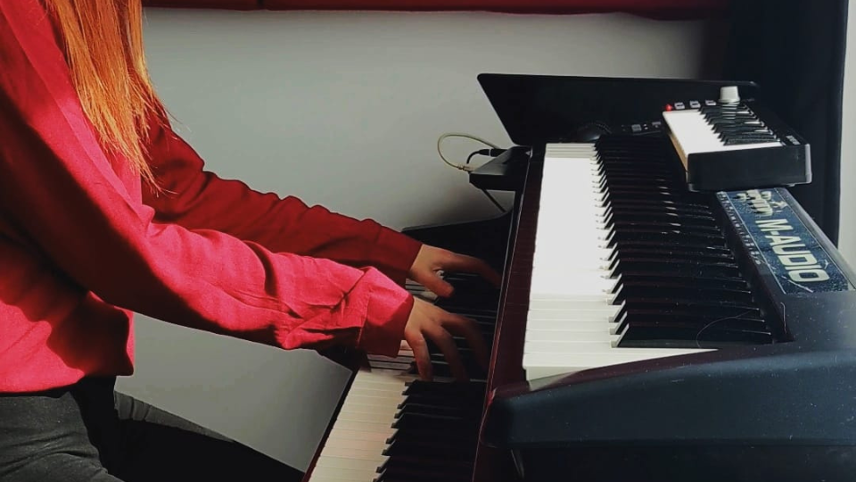 Lekcja gry na pianinie – Naramowice