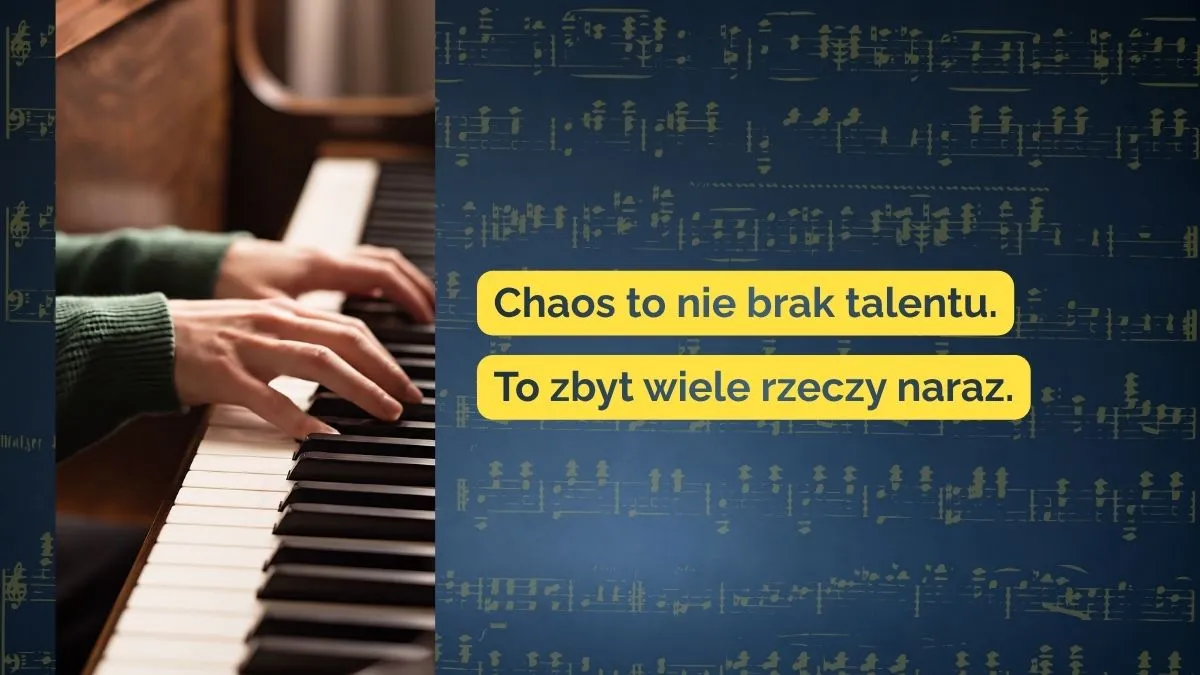 Krótki fragment klawiatury z trzema zaznaczonymi dźwiękami